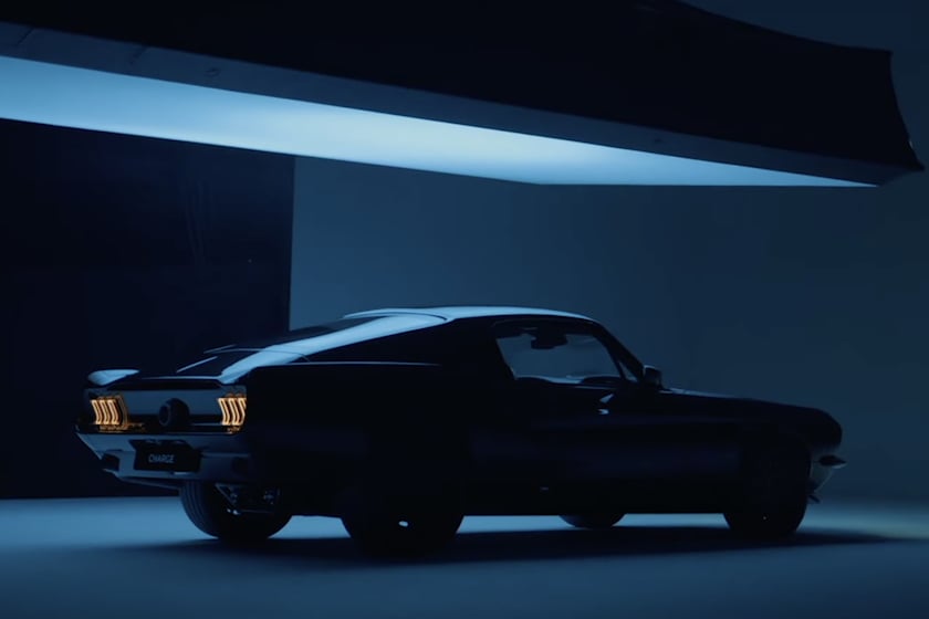 Основанный на стиле Mustang Fastback 1967 года, электрический Mustang от Charge не является обычным рестомодом. Компания отмечает, что это не еще одна отреставрированная и электрифицированная классика, а скорее «совершенно новый электрический Mustang