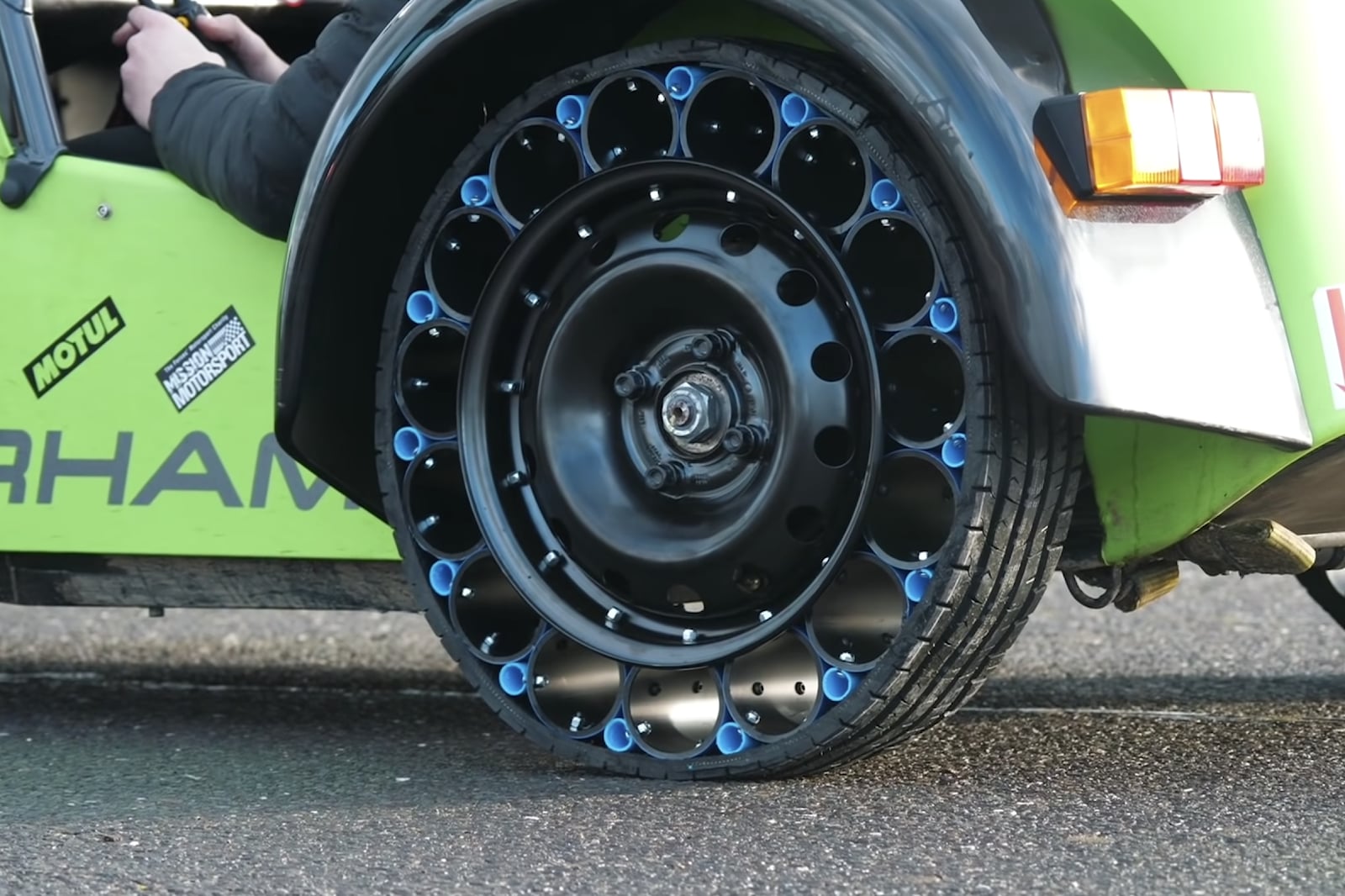 Используя 14-дюймовое стальное колесо от пожилого Ford Mondeo в качестве основы, вокруг колеса разместили 15 отрезков пресноводной трубы. Чтобы уменьшить вибрацию, между более крупными элементами было добавлено несколько труб меньшего размера, прежде