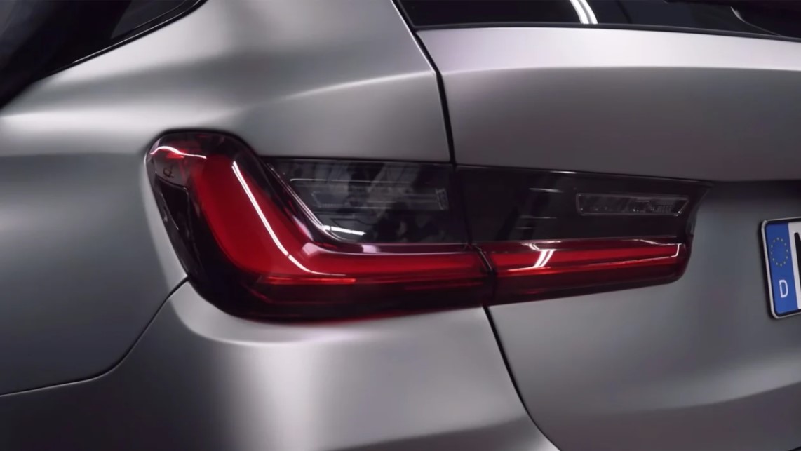 Как мы видели на предыдущих шпионских снимках, новый BMW M3 Touring будет иметь те же вертикальные решетки радиатора, что и новые M3 и M4. Также будет тот же набор элементов агрессивного стиля, что и у нового M3, включая глубокий передний сплиттер, р