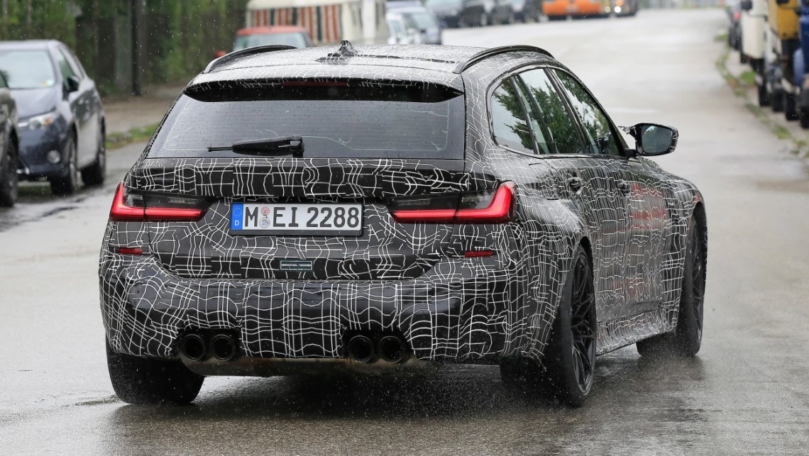 Неприкрытая задняя часть нового BMW M3 Touring была показана в официальном видео-тизере от производителя. Ожидается, что автомобиль дебютирует в конце этого года.