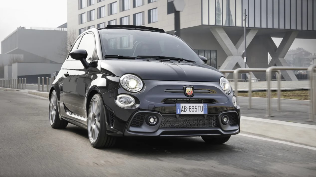 Подбренд Fiat, Abarth, представил обновленную линейку автомобилей 2022 года. Поскольку Abarth 124 Spider, производный от Mazda MX-5, был снят с продажи в 2019 году, модельный ряд Abarth состоял из моделей 595 и 695 на базе Fiat 500, поэтому это новое