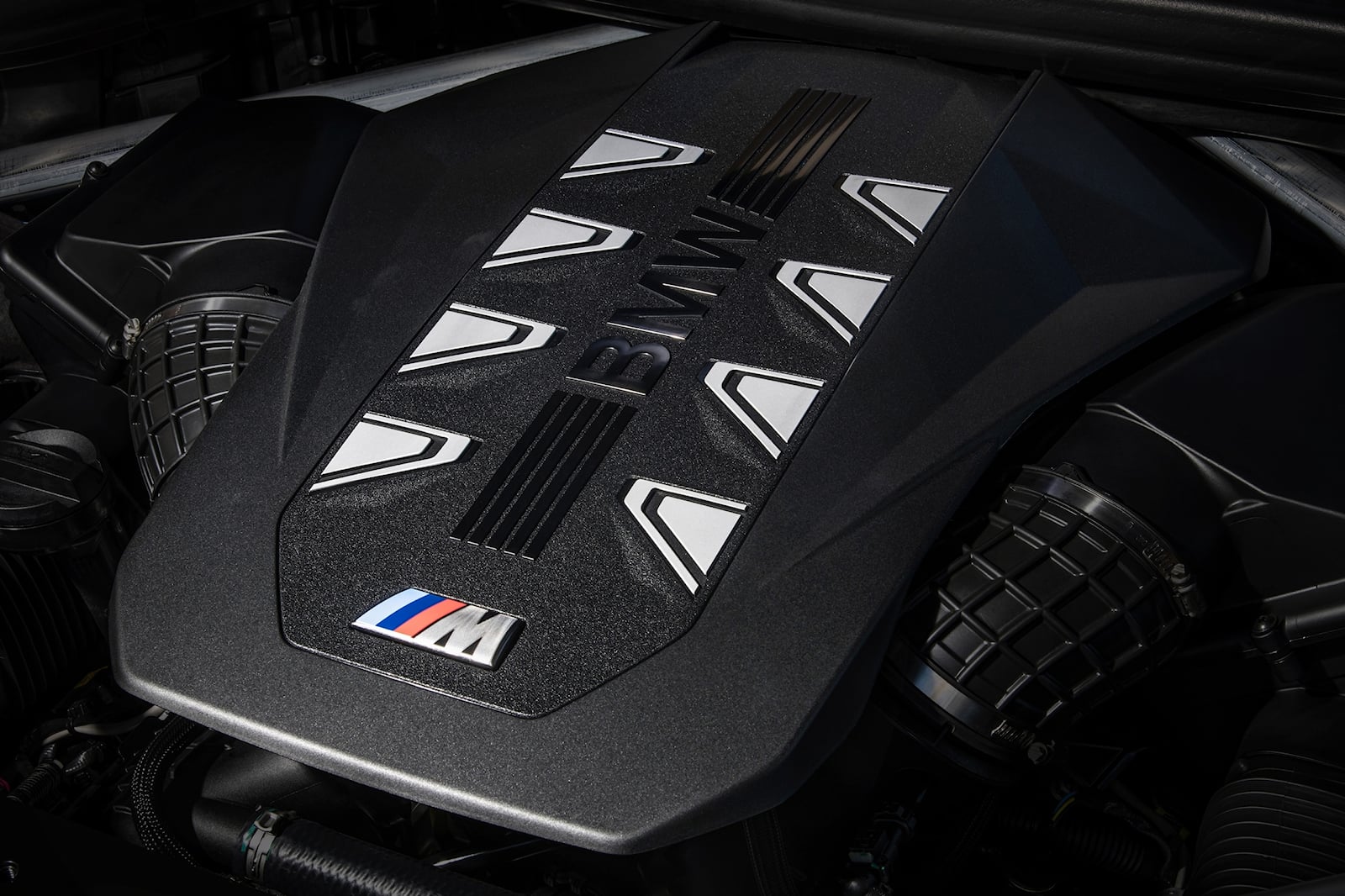 На этой неделе BMW представил полностью обновленный X7 с его революционно новым внешним видом. Хотя некоторым может не понравиться новая тема разделенных фар, которую все роскошные бумеры примут в будущем, нельзя отрицать, что эта визуальная подпись 