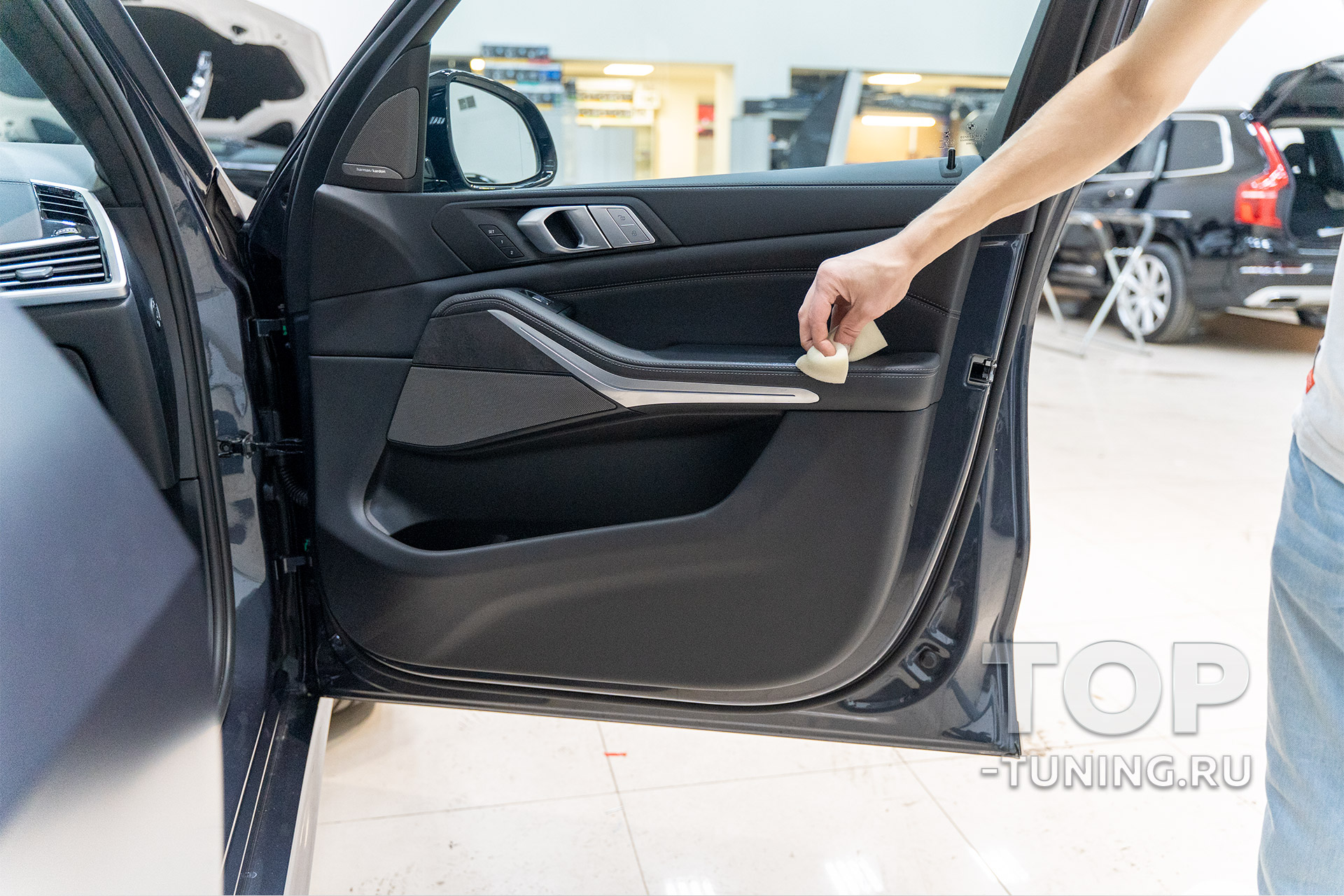 Обработка кожи и ковров в салоне BMW X7 G07 гидрофобной керамикой 
