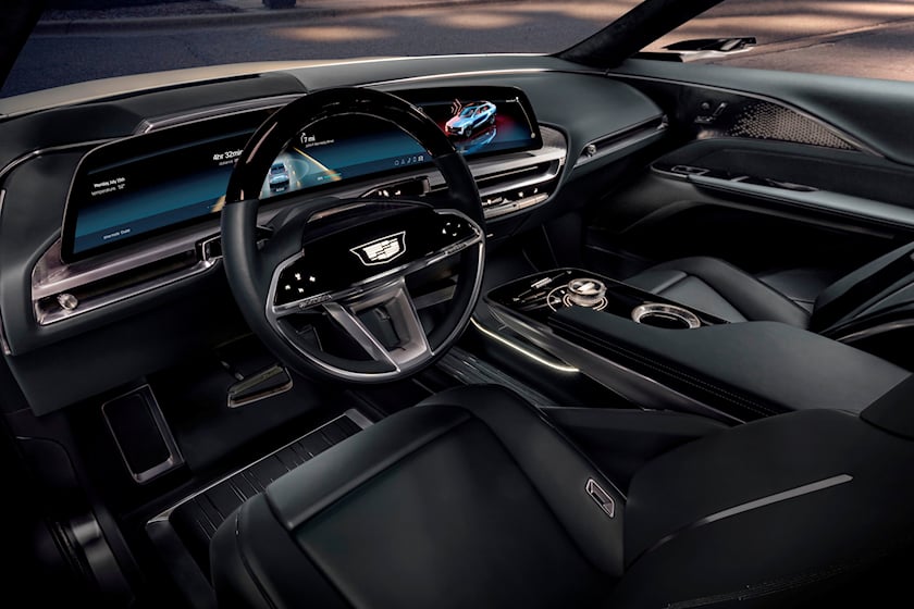 В разделе вопросов и ответов в соц сетях Cadillac сообщил, что полноприводная версия будет иметь головокружительную мощность в 500 л.с., что позволит новичку соперничать с 516-сильным BMW iX. Эти показатели заметно выше, чем у более доступного заднеп