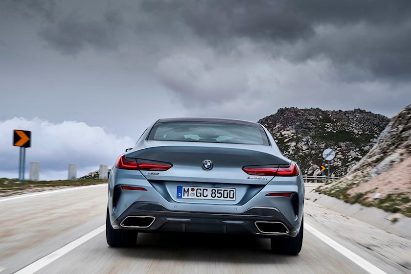 Что касается дизайна, мы бы назвали нынешний BMW 8 серии Gran Coupe «последовательным». Присутствуют многие традиционные элементы дизайна бренда. Есть широко расставленные фары с закругленными линзами, которые, конечно же, освобождают место для фирме