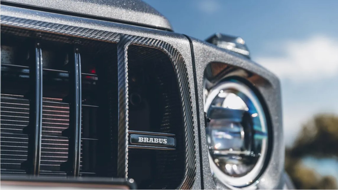 С 900 XLP Brabus создал самую мощную модель на базе G 63. 4,5-литровый двигатель V8 с двойным турбонаддувом Brabus Rocket развивает мощность 888 л.с. и больший крутящий момент, чем 7,7-литровый Unimog при 1250 Нм. Это было достигнуто за счет доработа
