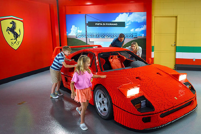 Гости нового аттракциона Lego Ferrari Build and Race, который открылся 12 мая, смогут построить свои собственные Lego Ferrari и участвовать на них в гонках.