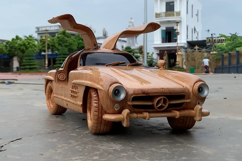 Это миниатюрный деревянный Mercedes 300 SL Gullwing, и он почти так же детализирован, как настоящий.