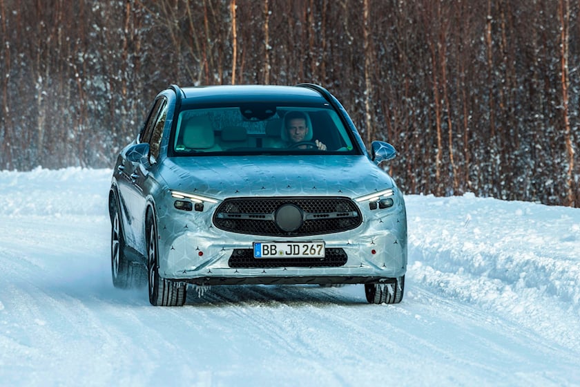 Mercedes заявил, что GLC следующего поколения будет иметь стопроцентный гибридный привод и стандартный полный привод. Подключаемые гибридные варианты будут иметь полностью электрический запас хода более 100 км