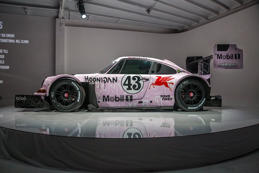 Этот среднемоторный 4,0-литровый классический Porsche с двойным турбонаддувом весит всего 1,0 т и оснащен подвеской с GPS-регулировкой по высоте на основе телеметрии предыдущих лет
