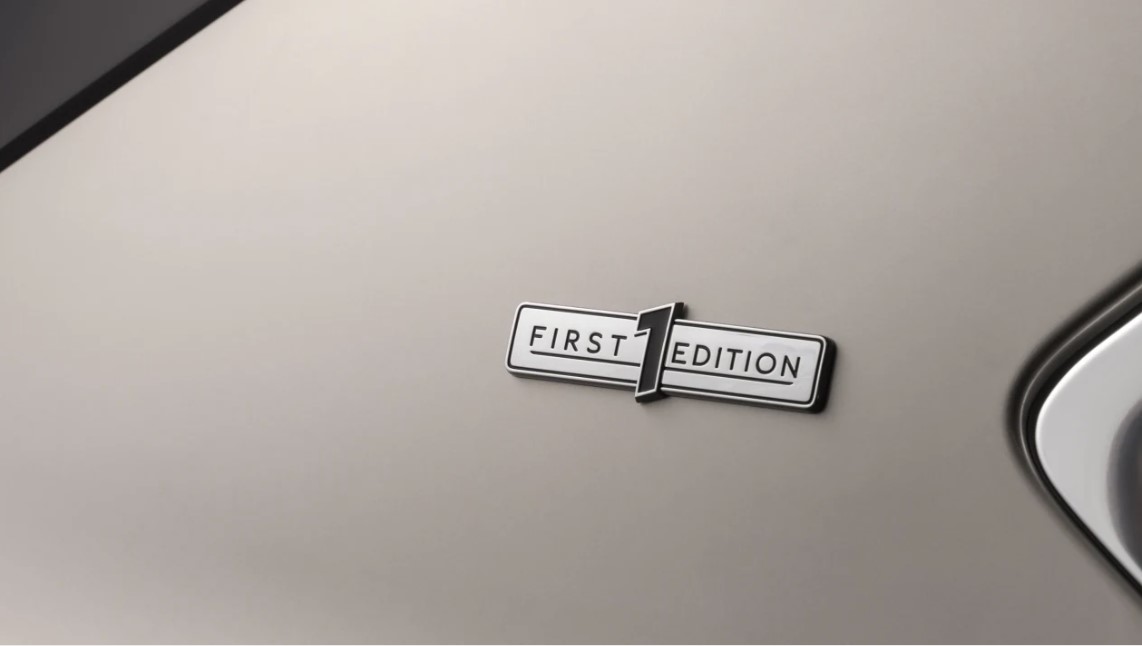 Компания Bentley украсила Azure First Edition штрихами, которые помогут ей выделиться на фоне обычной модели Azure. Внутри и снаружи есть значки «First Edition», а также новая вышивка на сиденьях. Он также добавляет несколько дополнительных опций в с