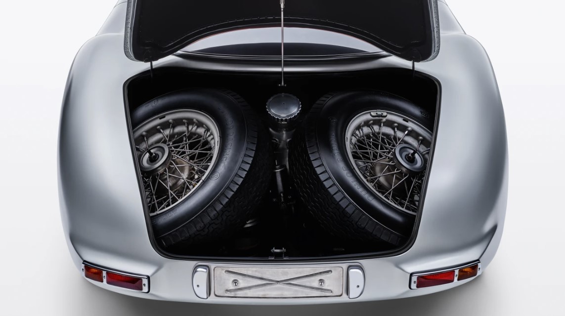 Не только редкость делает 300 SLR Uhlenhaut Coupe таким востребованным, помимо этого он имеет богатую историю. Только два автомобиля, оба прототипа, были построены гоночным отделом Mercedes-Benz в 1955 году.