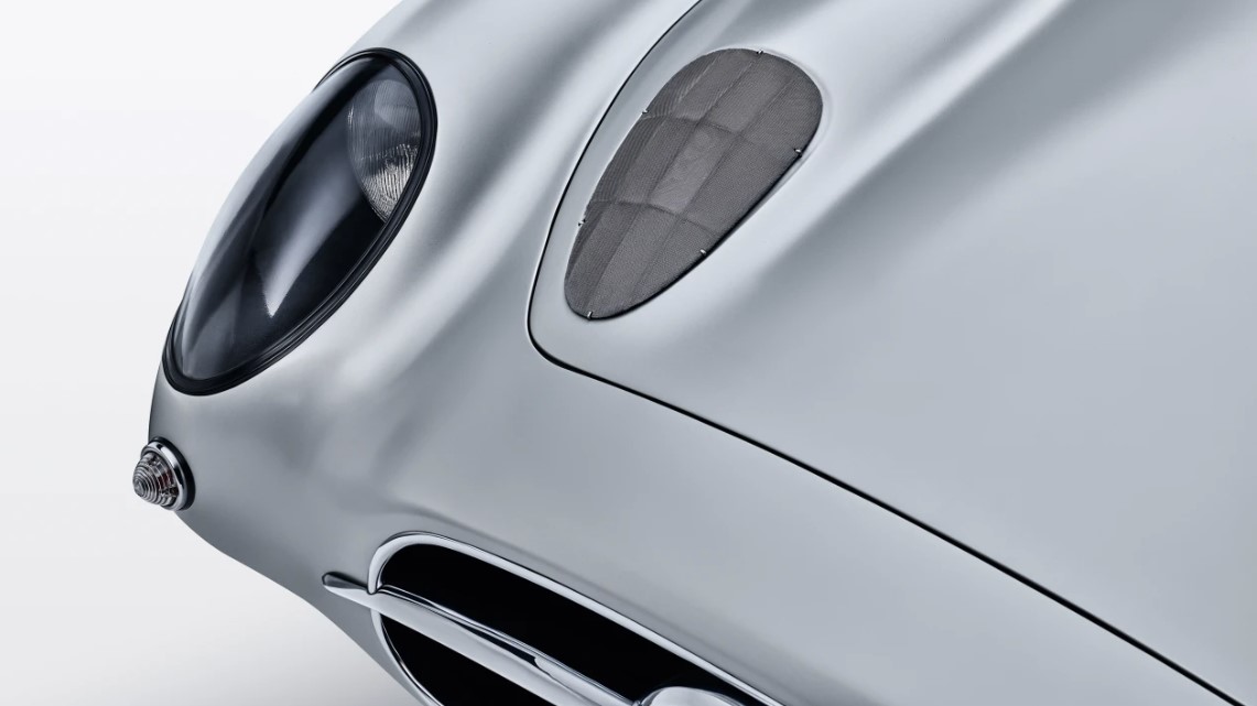 Мировой рекорд по количеству автомобилей, проданных на аукционе, был побит благодаря тому, что Mercedes-Benz продал свое купе 300 SLR Uhlenhaut 1955 года выпуска — всего одно из двух существующих.