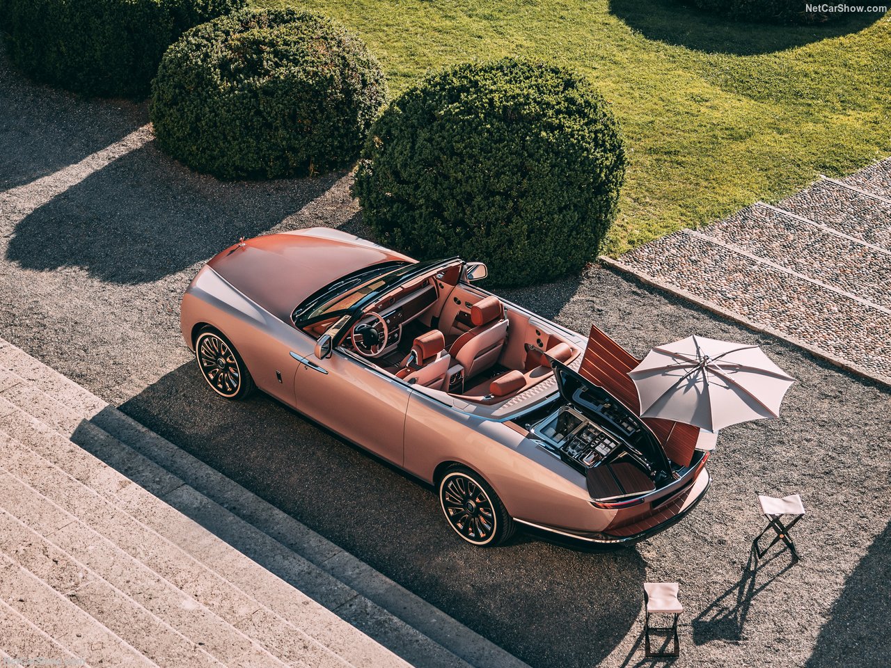 Компания Rolls-Royce представила еще одну ультраэксклюзивную модель Boat Tail, демонстрирующую невероятный уровень персонализации, роскоши и редкости. Запланировано производство всего трех Boat Tails, а предыдущие модели предназначались для суперзвез