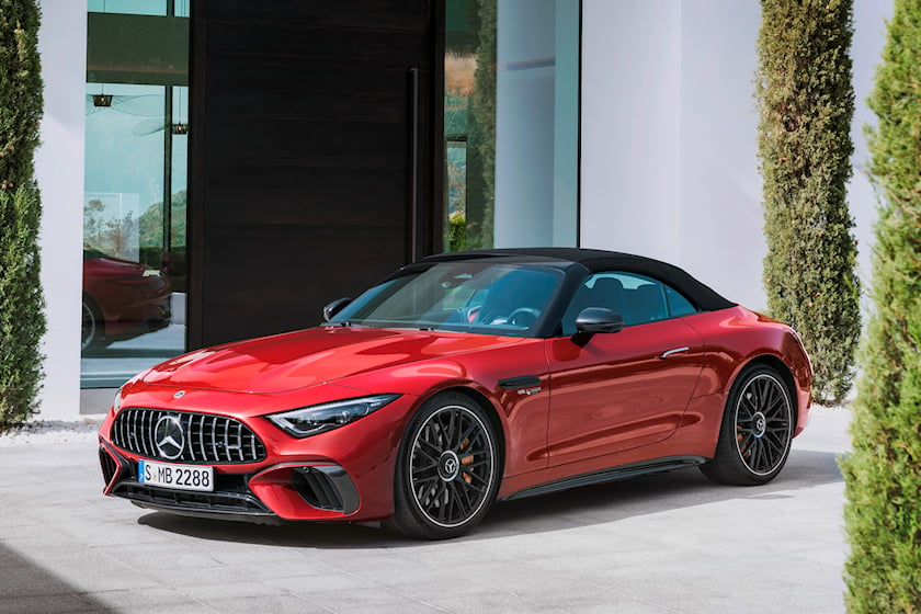 Совершенно новый Mercedes-AMG SL 63 недавно был представлен как более гоночный и целенаправленно спортивный автомобиль.