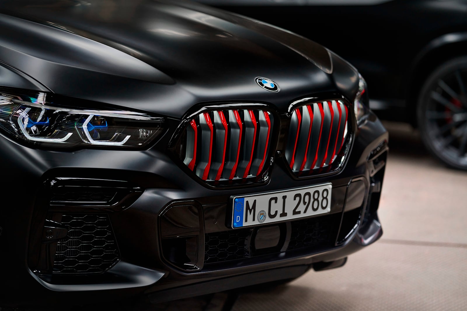 Когда кто-то вспоминает долгую и богатую историю подразделения BMW M Performance, внедорожники появляются гораздо позже в его истории, но всего за несколько лет эти внедорожники стали крупными продажами для BMW и его подразделения M и эти BMW X6 и X5