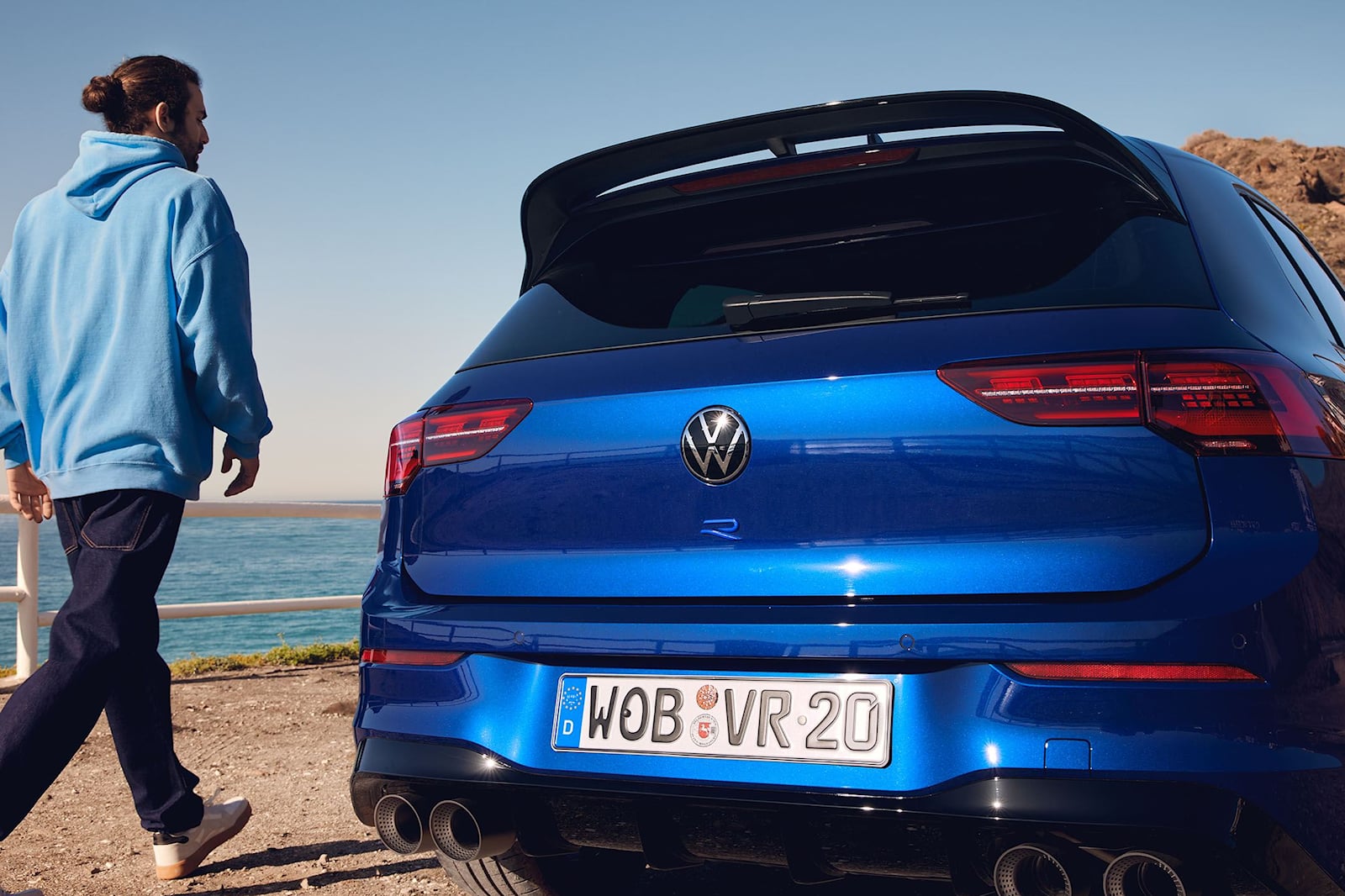 Внутри спортивные сиденья отделаны кожей Nappa и украшены синим логотипом R на спинках. Впервые в Volkswagen была добавлена отделка из настоящего карбона. Со всеми этими обновлениями Volkswagen заявляет, что Golf R 20 Years «уже стал предметом коллек