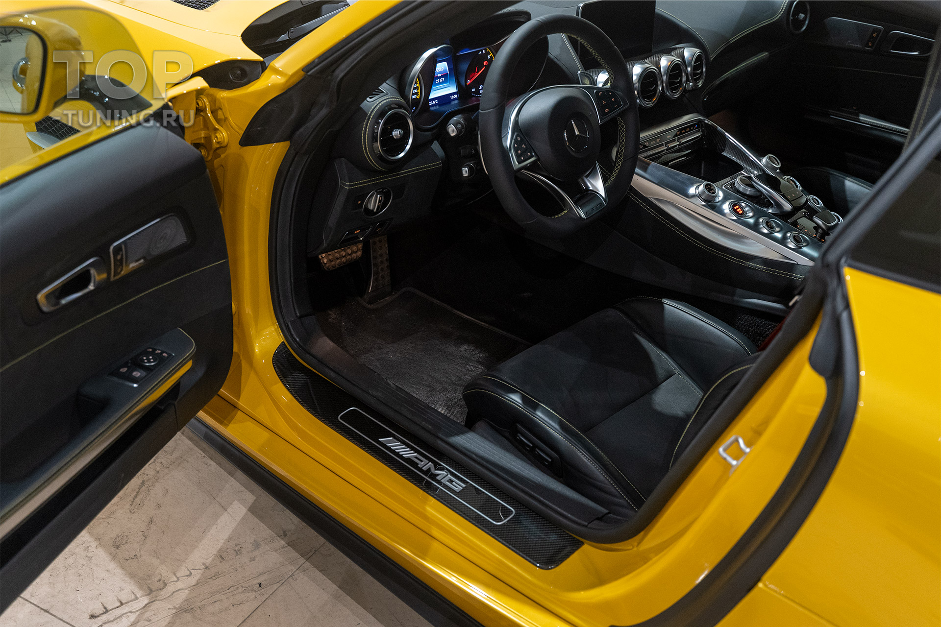 106692 Mercedes-Benz AMG GTs – ремонт кожи и замши в салоне
