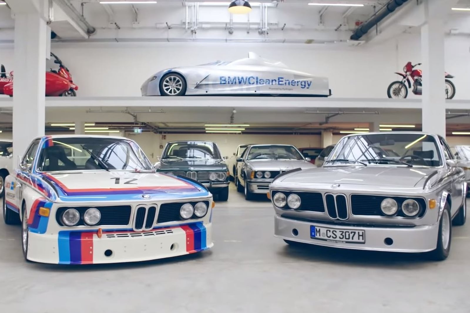 Мы знаем, мы знаем. Очередное празднование 50-летия подразделения BMW M. В честь своего полувека BMW M выпускает эпические специальные выпуски, такие как M4 CSL, издания Edition Black Vermillion, обновленные цветовые варианты, вдохновленные наследием