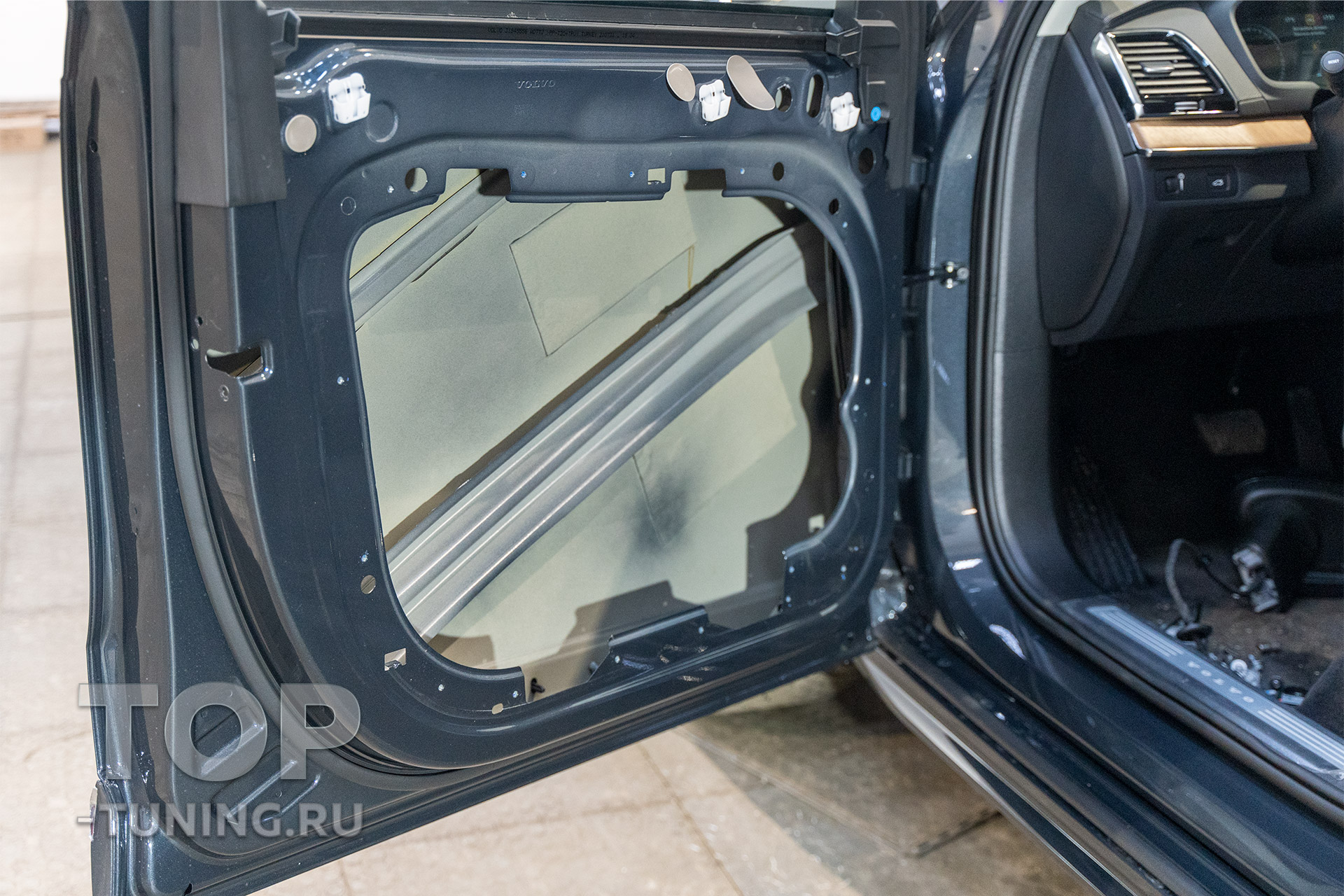 106703 шумоизоляция дверей и арок для нового Volvo XC90