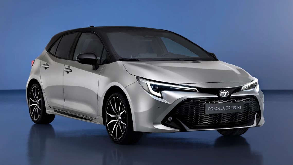 Toyota также говорит, что Corolla должна чувствовать себя более изысканной благодаря перекалиброванной настройке дроссельной заслонки и дальнейшим усовершенствованиям шума трансмиссии при ускорении, что делает ее тише.