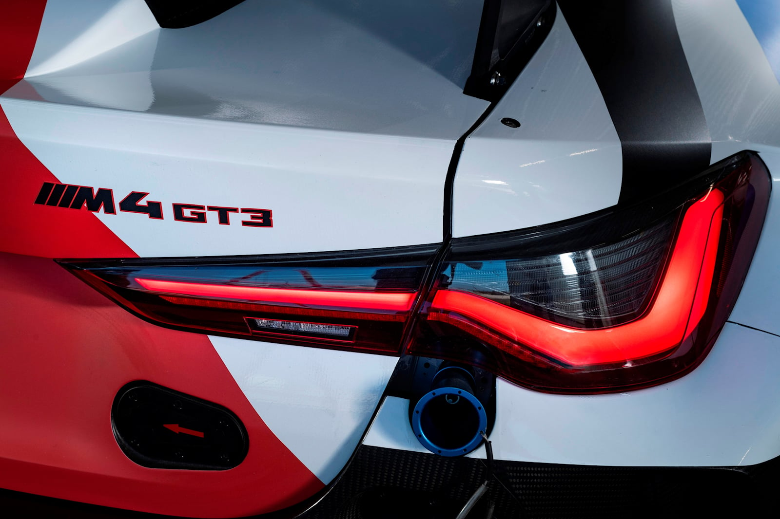 Компания BMW Motorsport заявила, что ее премьера состоится 17 июня. Поставки трекового автомобиля начнутся до конца года. GT4 получит мотивацию от 3,0-литрового рядного шестицилиндрового двигателя M4 с двойным турбонаддувом, и, хотя гоночные правила 