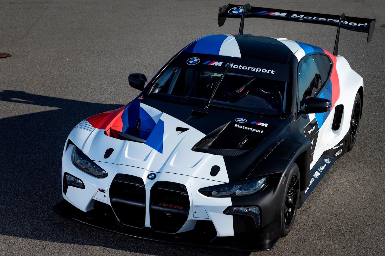 Но трудится не только подразделение M — BMW Motorsport усердно работает над грядущим M4 GT4. Дочерняя компания недавно представила тизер специального гоночного автомобиля, который должен заменить модель на базе F82. Изображение мало что выдает, но да