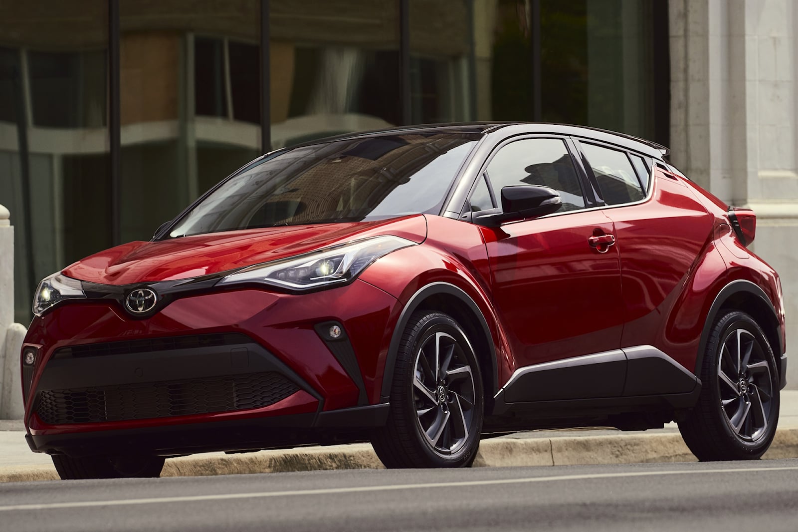 Toyota разрабатывает электрическую C-HR