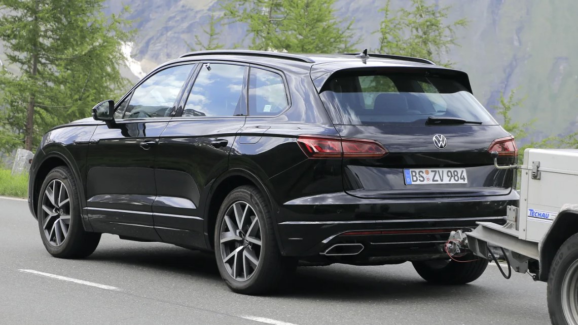 Volkswagen Touareg получил обновление среднего возраста, и фотографы-шпионы засняли обновленный большой внедорожник, проходящий испытания. Нынешний автомобиль дебютировал в 2018 году и столкнулся с множеством конкурентов, от престижного Range Rover д