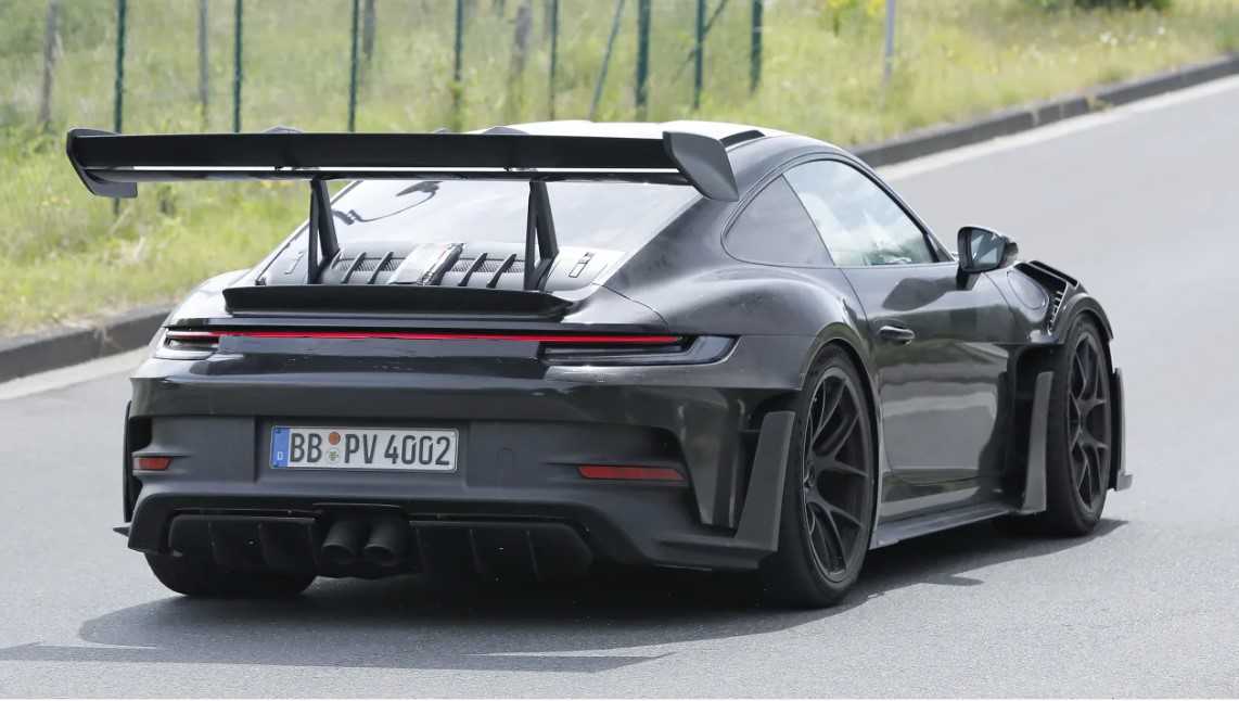 Эти последние шпионские снимки дают наиболее четкое представление о новом Porsche 911 GT3 RS и подчеркивают тот факт, что он наполнен множеством деталей, вдохновленных автоспортом. Самый ориентированный на треки 911 уже был замечен на испытаниях на Н