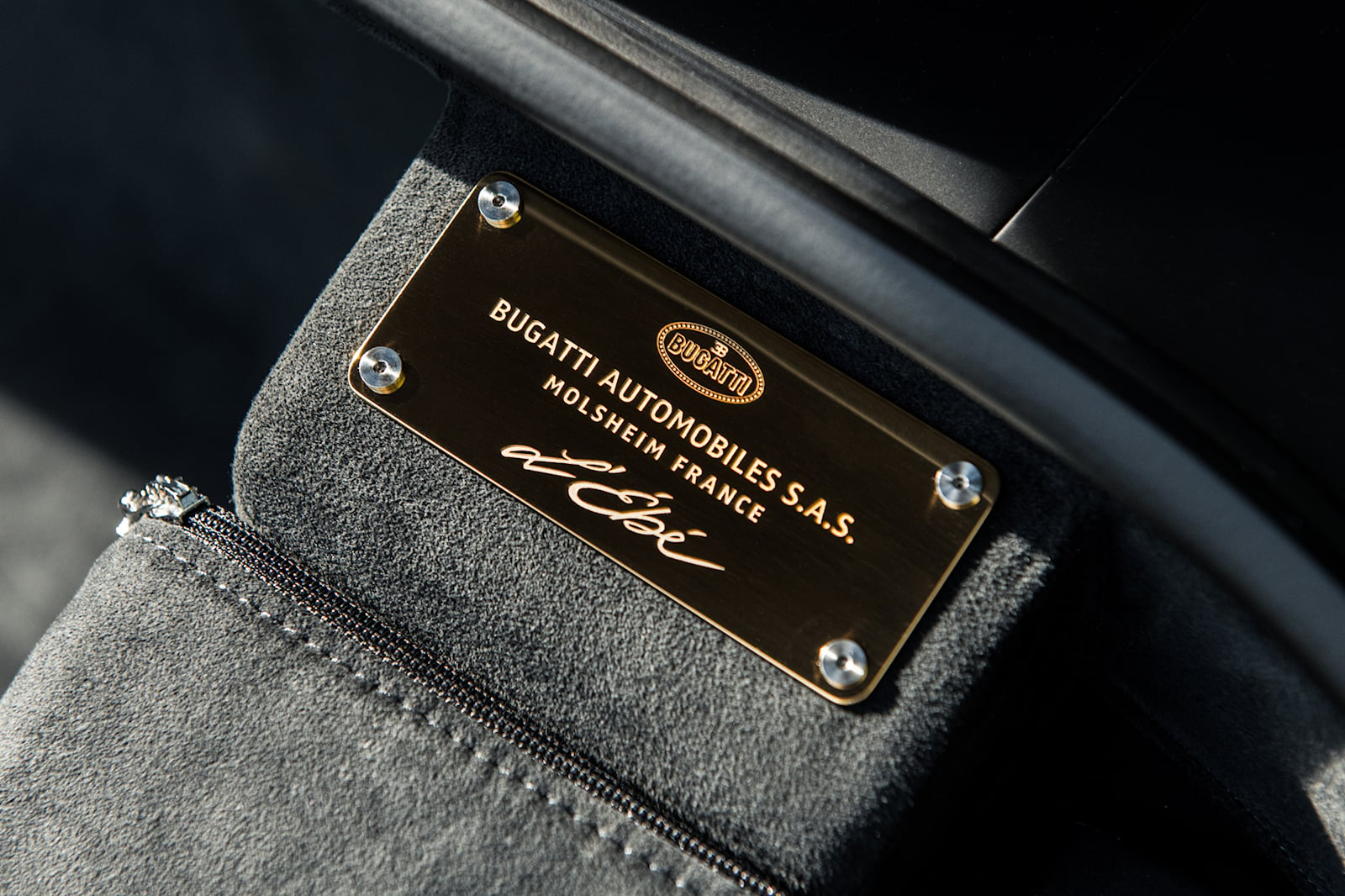Для этого Bugatti заключил партнерское соглашение с баварской компанией по чеканке Poellath GmbH & Co. KG. Удивительно, но на разработку золотого Macaron ушло целых пять лет. Помните, что этот драгоценный металл очень мягкий и с ним трудно работать, 