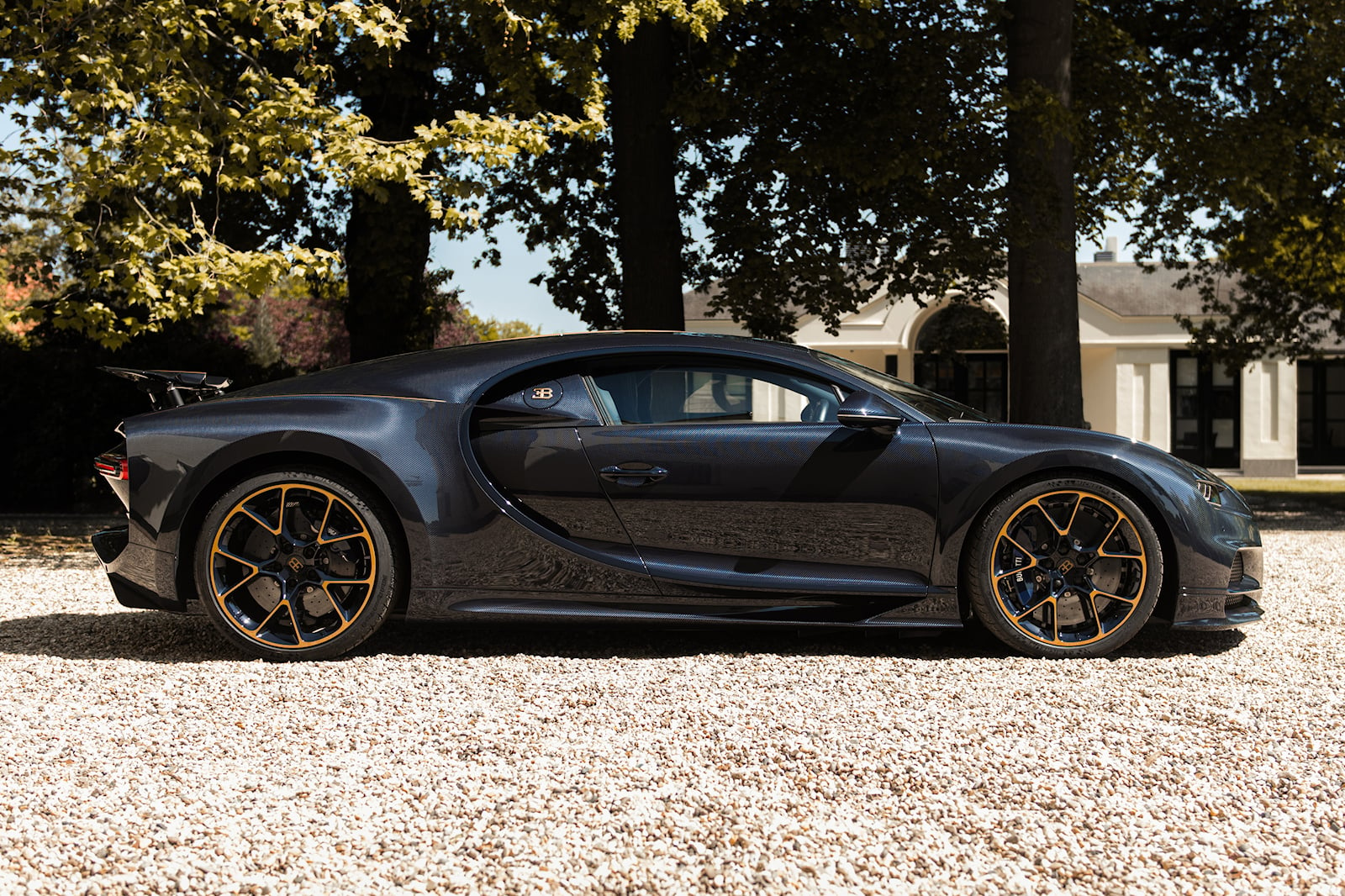 Это первый случай, когда Bugatti применяет такую отделку к автомобилю, и «это также первый случай, когда знаменитая эмблема Bugatti Macaron сверкает высококачественным золотом на подковообразной решетке радиатора».