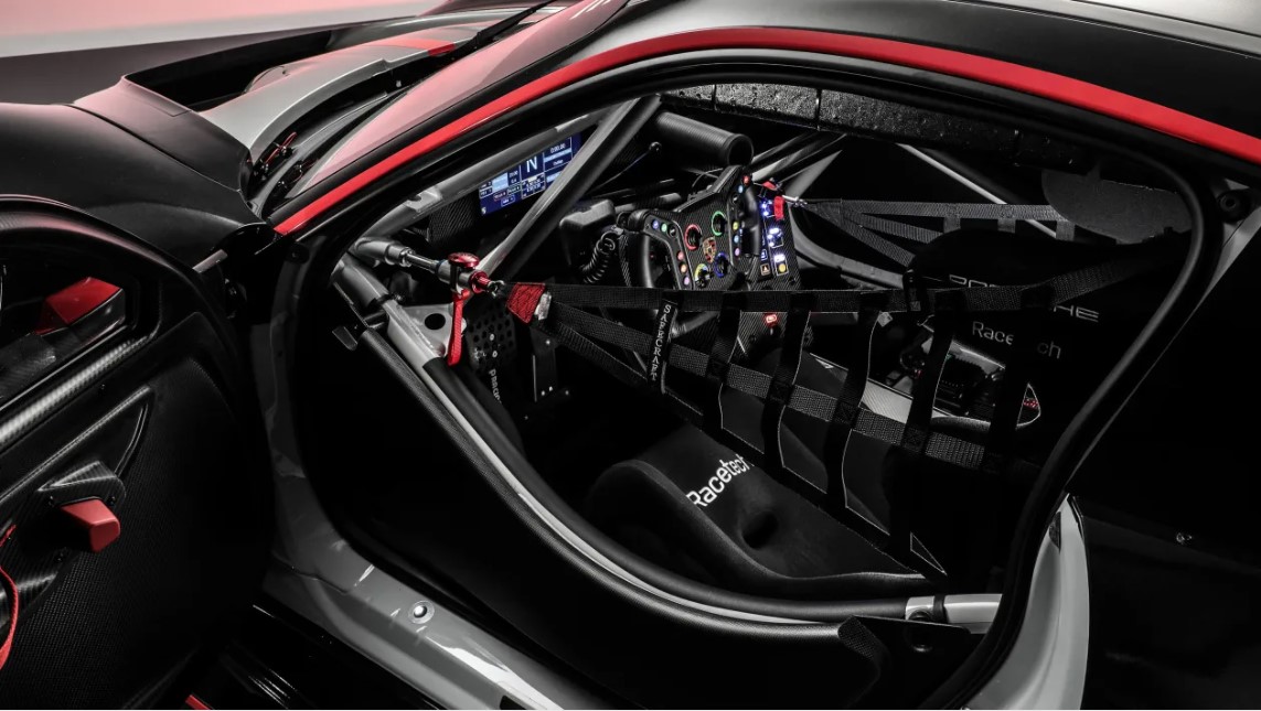Учитывая, что в классе GT3 используется система баланса производительности, чтобы свести к минимуму преимущества в производительности автомобиля, инженеры Porsche не уделяли первостепенное внимание скорости при разработке нового GT3 R. Вместо этого о