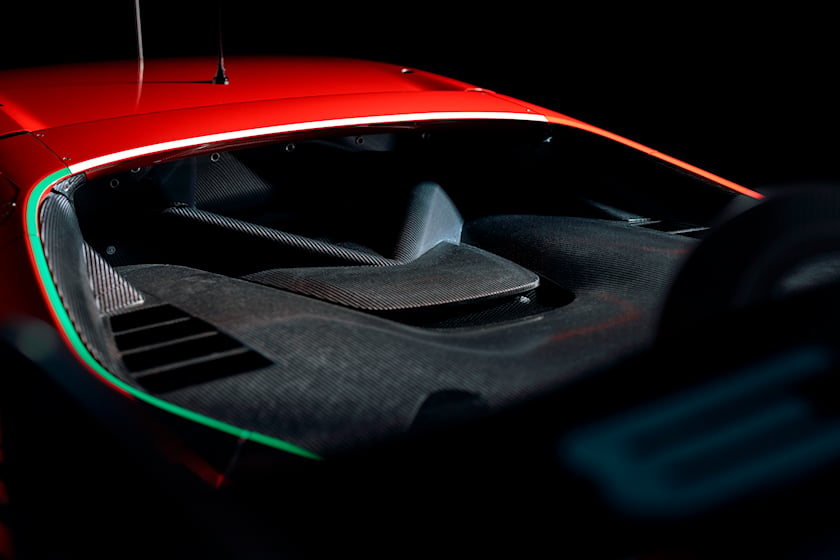 Внутри кожаное и плюшевое ковровое покрытие 296 GTB уступает место спартанскому и гоночному кокпиту. Выслушав мнения клиентов и заводских водителей, Ferrari полностью изменила дизайн интерьера, чтобы важные элементы управления всегда были под рукой. 