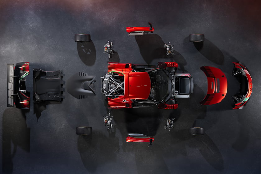 Ferrari наконец-то сняла покров с совершенно нового 296 GT3, гоночного автомобиля, изготовленного на заводе на основе прекрасного 296 GTB.