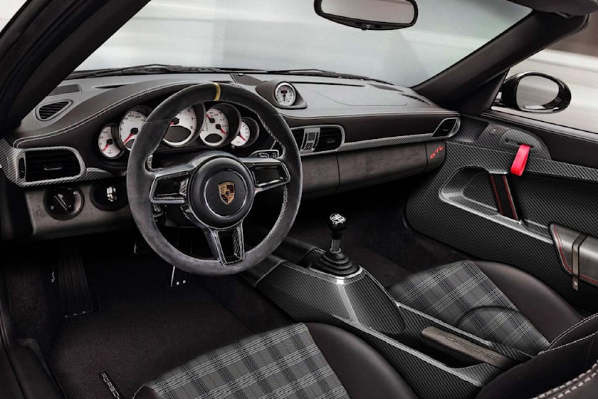Внутренние дверные панели отделаны карбоном, как и корпус рычага переключения передач. Похоже, что алькантара была использована для нижней приборной панели и рулевого колеса, в то время как классические датчики Porsche были сохранены. 
