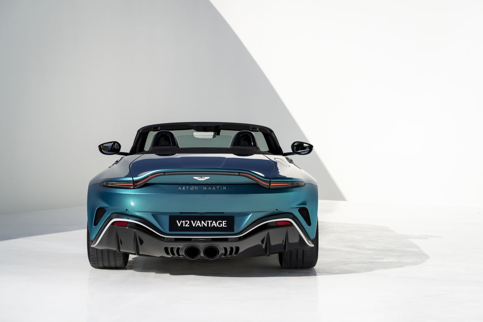 Новый Aston Martin V12 Vantage Roadster дебютирует в Пеббл-Бич с мощностью 690 л.с.