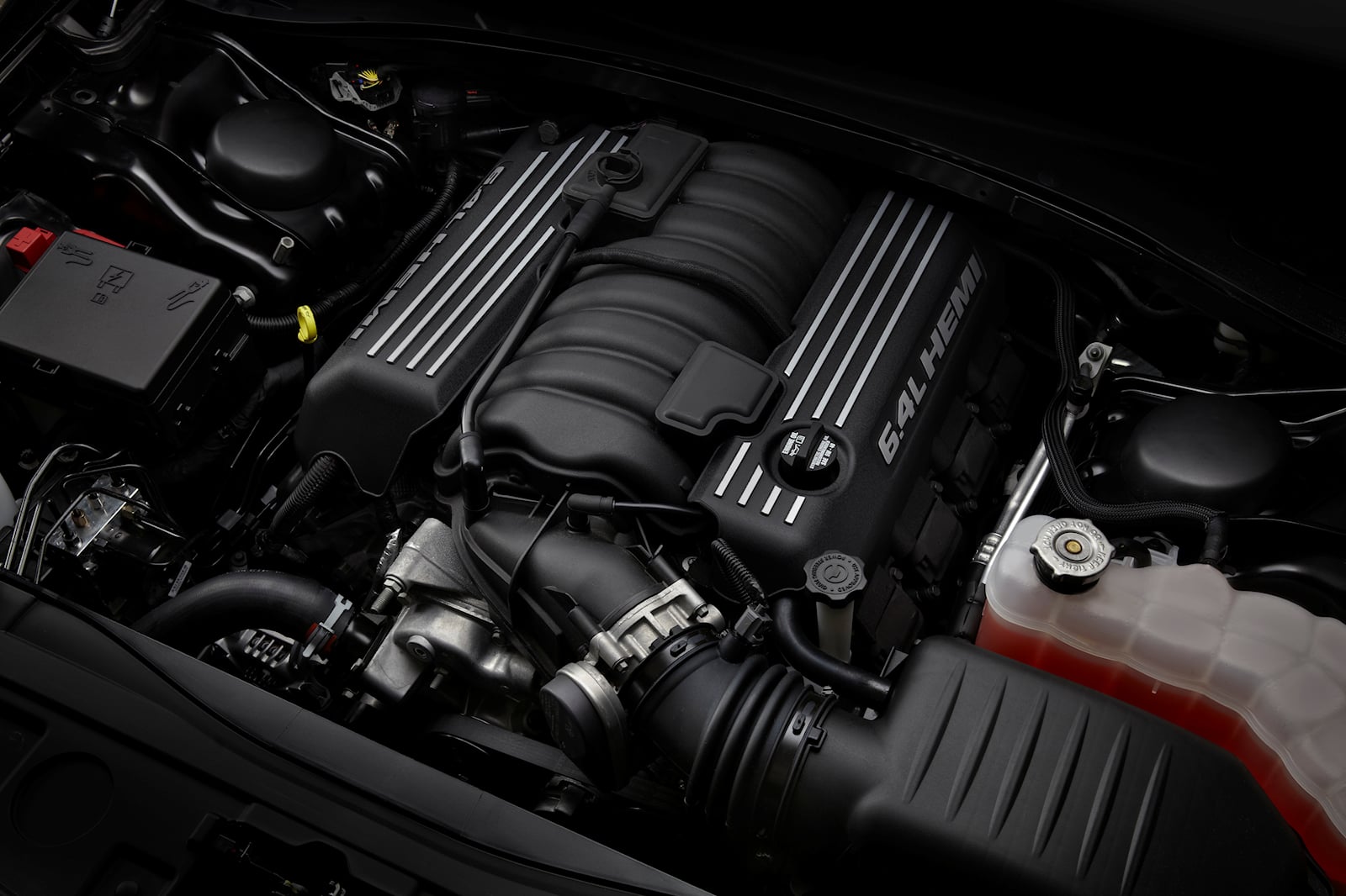 Многие фанаты надеются на трансмиссию Hellcat, что означает 6,2-литровый двигатель V8 с наддувом мощностью 717 л.с. и 880 Нм крутящего момента. 