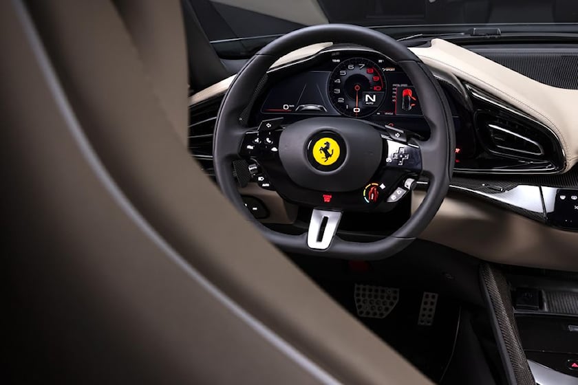 Водительское место чисто Ferrari и вдохновлено SF90 Stradale, со спортивным рулевым колесом, на котором установлен Manettino с пятью настройками, сидящий перед цифровой приборной панелью с доминирующим на дисплее тахометром.
