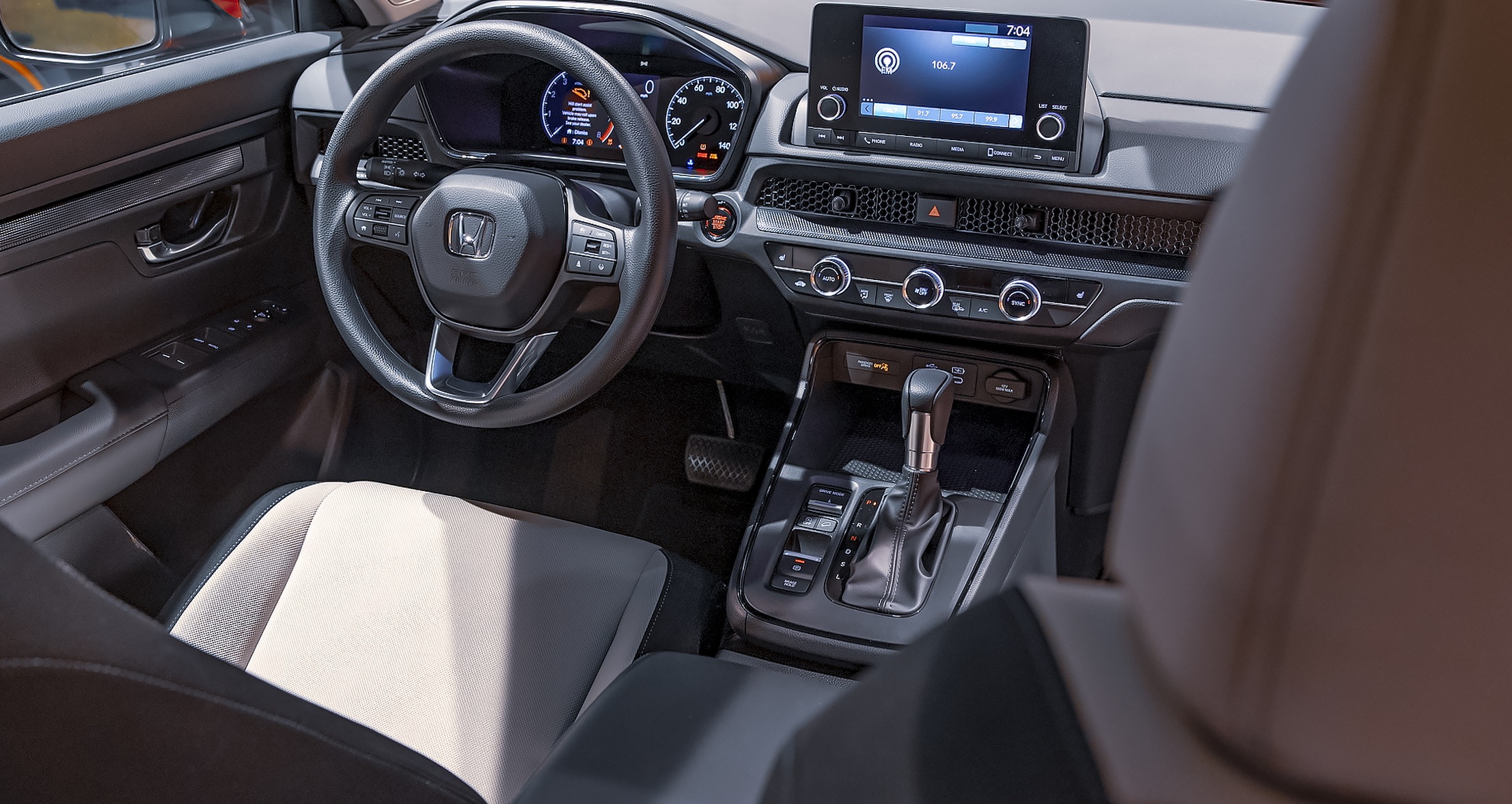 EX получает 18-дюймовые колеса, светодиодные фары, семидюймовый сенсорный экран с Apple CarPlay и Android Auto, подогрев передних сидений, несколько цифровых дисплеев на приборной панели, двухзонный автоматический климат-контроль и люк с электроприво
