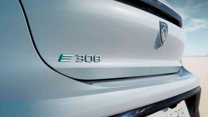 Peugeot также заявляет, что новая батарея e-308 будет иметь новый химический состав, и заявляет, что запас хода составит более 400 км. Мощность, развиваемая электродвигателем, также больше, чем у e-208 и e-2008: 156 л.с. и 260 Нм крутящего момента.