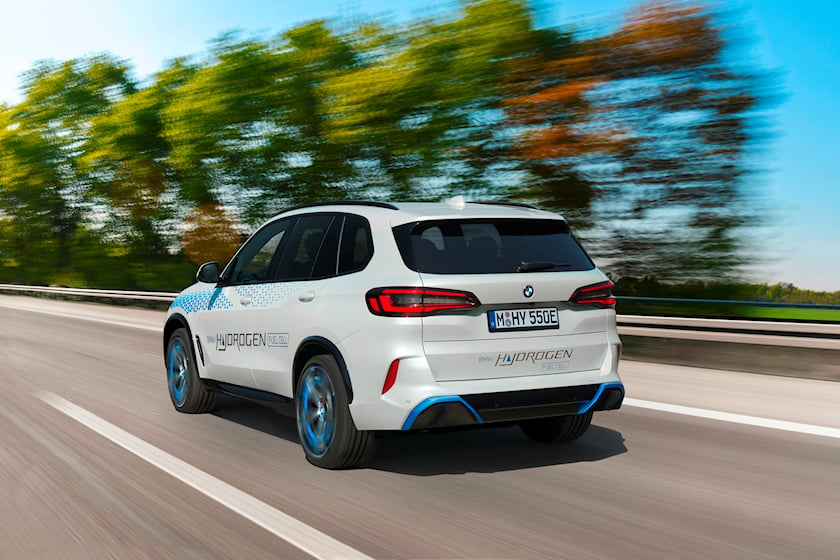 Возможно Ципсе просто продвигает грядущий BMW iX5 Hydrogen, который основан на существующем X5, но он подходит веские аргументы в пользу автомобилей на топливных элементах.
