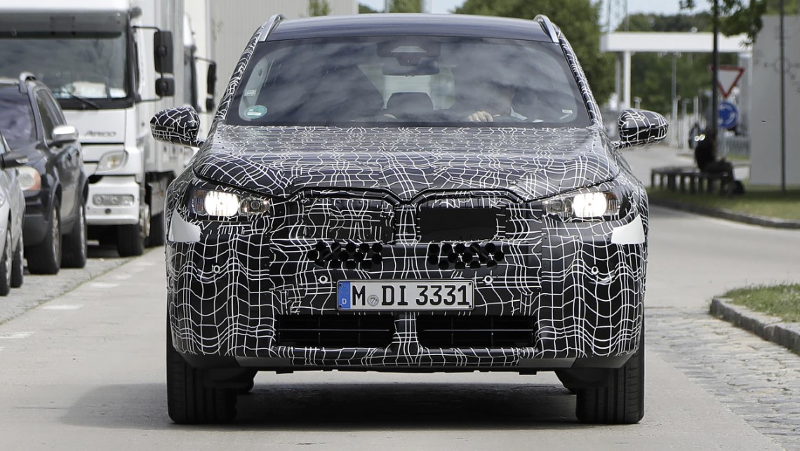 Нынешний профиль колесной арки BMW X3 выглядит перенесенным вместе с поднятой вверх линией окон к задней стойке, создавая знаменитый «изгиб Хофмайстера» бренда. Шпионские снимки показывают сильный камуфляж вокруг задних фонарей, которые, как мы ожида