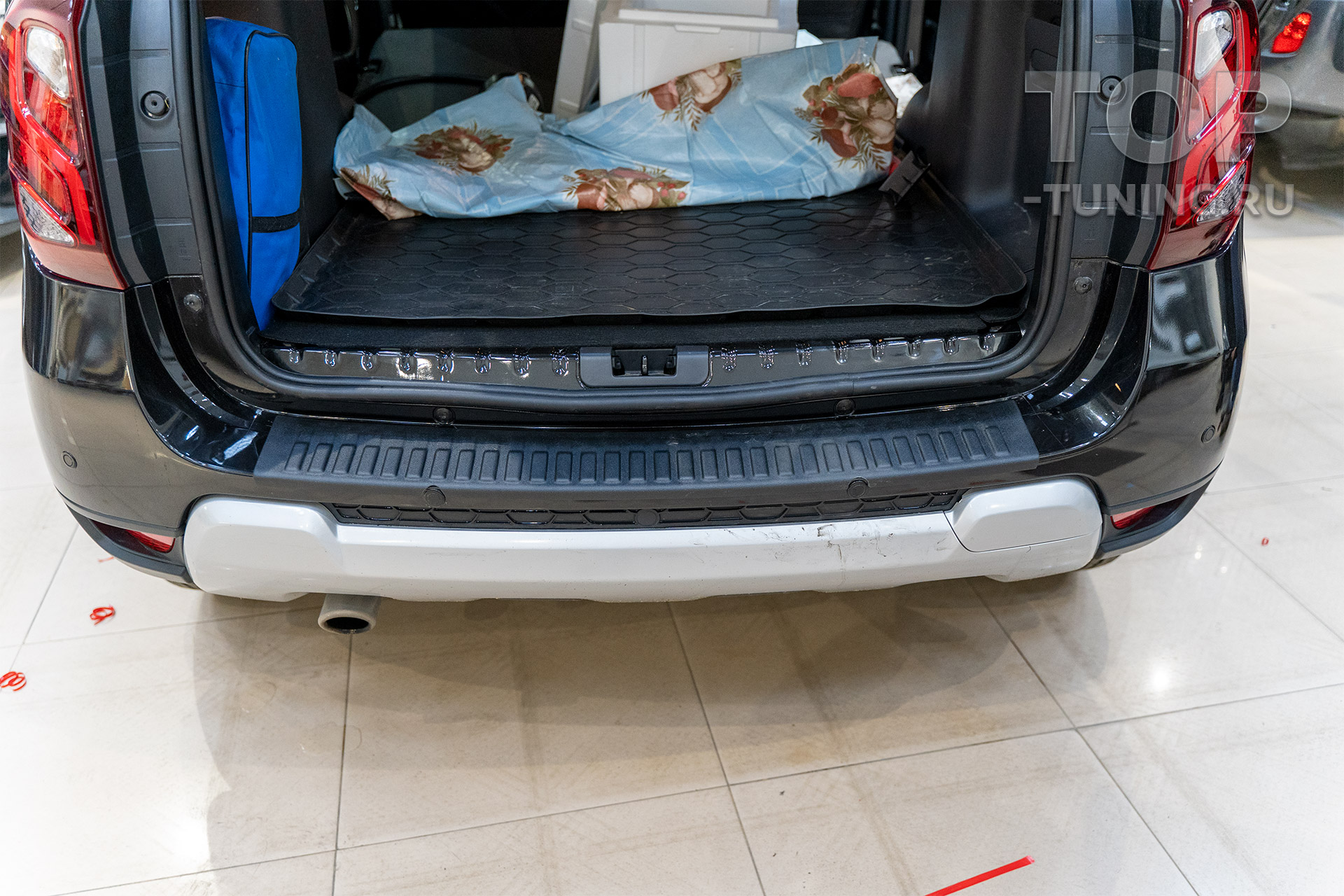 Пластиковые опции для защиты и модернизации салона Дастер 1. Молдинги в багажник, протекторы на бампер и пороги