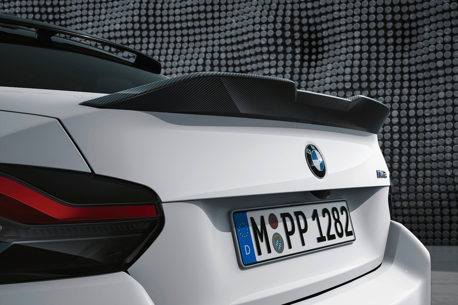 Один предназначен для стандартного выхлопа, а другой — для титанового выхлопа BMW M Performance. Новый материал снижает вес автомобиля на 7 кг, обеспечивая при этом «акустику гоночного автомобиля». Однако не волнуйтесь, так как выпускной клапан по-пр