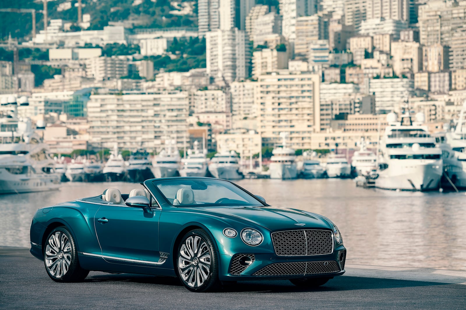 «Коллекция Mulliner Riviera показывает, как Bentley отреагировал на высокий спрос клиентов на персонализацию и индивидуальную эксклюзивность», — сказал Балаш Рооз, региональный директор Bentley Europe. «Понимание Bentley Monaco мира яхтинга, ключевое