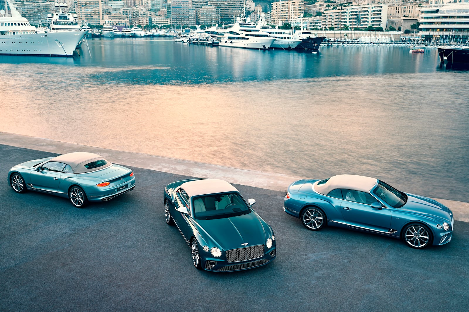 «Коллекция Mulliner Riviera показывает, как Bentley отреагировал на высокий спрос клиентов на персонализацию и индивидуальную эксклюзивность», — сказал Балаш Рооз, региональный директор Bentley Europe. «Понимание Bentley Monaco мира яхтинга, ключевое