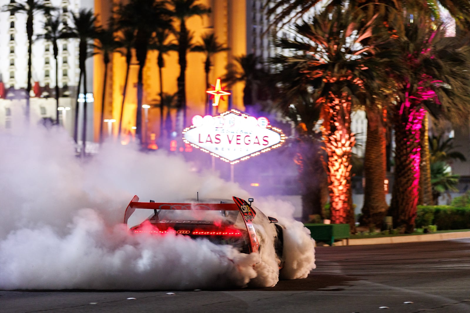 Что ж, взгляните на первый в истории фильм «Электрихана», снятый на блестящих улицах Лас-Вегаса, и скажите нам, что он не очень развлекательный.