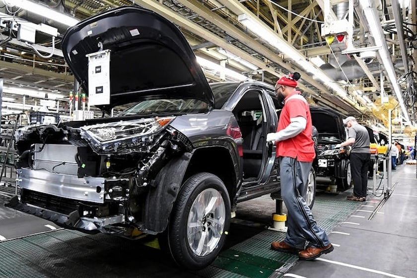 Toyota стремится бороться с этим, представляя новые варианты, такие как Crown, с его конкурентоспособной ценой менее 2,5 млн рублей. Его местные предложения электромобилей также неуклонно растут.