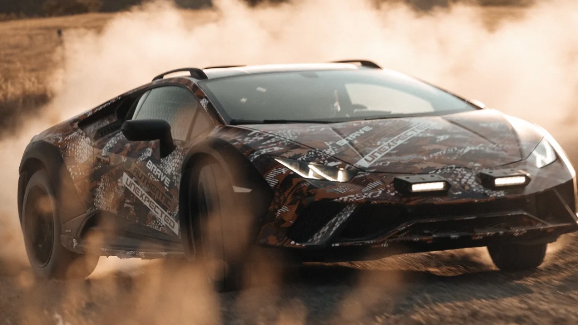 Lamborghini утверждает, что Sterrato опирается на краткое знакомство бренда с ралли в 1970-х годах, начав с того места, где остановились специально модифицированные раллийные автомобили Jarama и Urraco, предназначенные для езды по пустыне. Это не еди